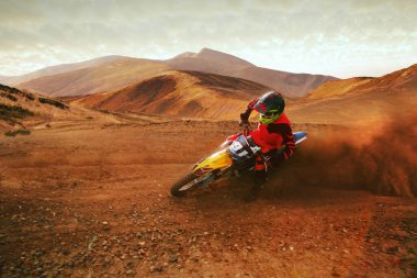 Motokros. Bisikletli adam