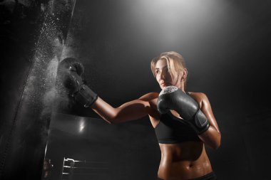 Genç sporcu kickboks kızı.