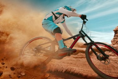 Yokuş aşağı. Bisiklet süren bir bisikletçi..