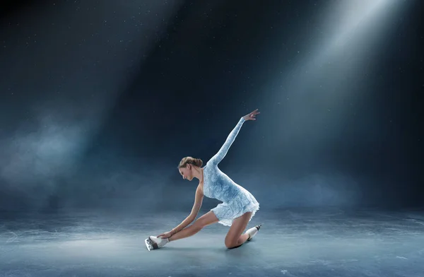 Young Woman Figure Skating — Stock Photo, Image