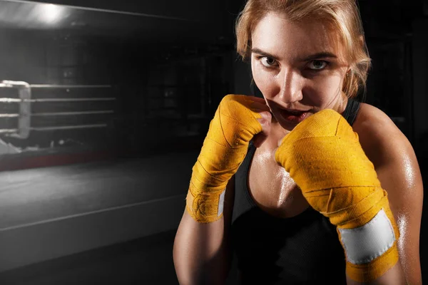 若いスポーティーなキックボクシングの女の子 — ストック写真