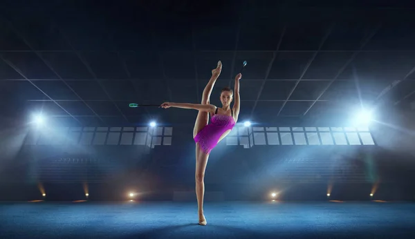 Kız Ritmik Jimnastik Yapıyor — Stok fotoğraf
