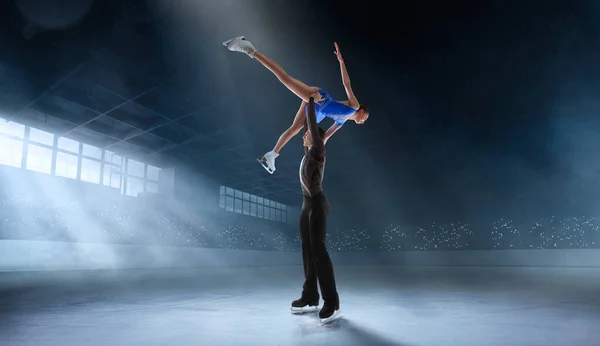 Pareja Patinaje Artístico Sobre Hielo —  Fotos de Stock