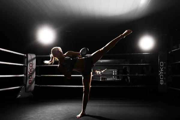 Young Sporty Kickboxing Girl — Stock Photo, Image