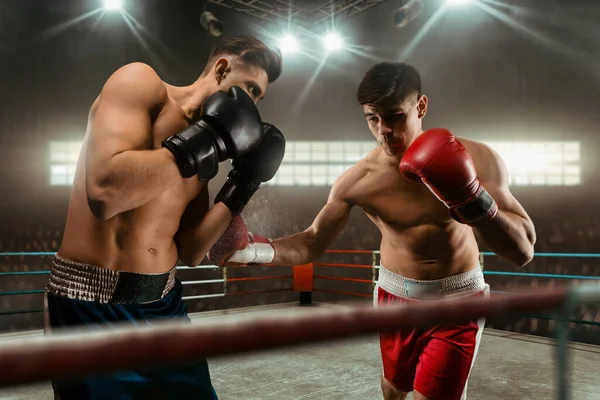 Dos Jóvenes Boxeando — Foto de Stock