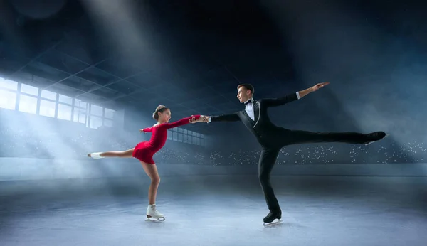 Pareja Patinaje Artístico Sobre Hielo — Foto de Stock