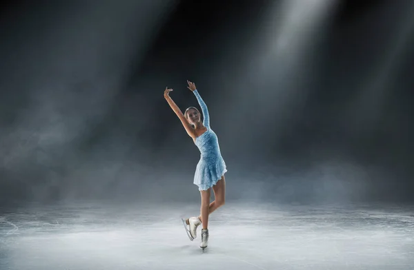 Young Woman Figure Skating — Stock Photo, Image