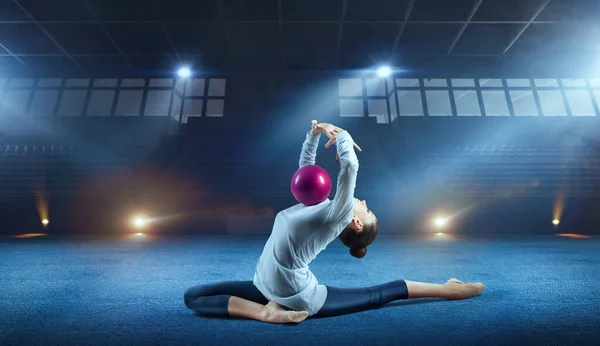 Kız Ritmik Jimnastik Yapıyor — Stok fotoğraf