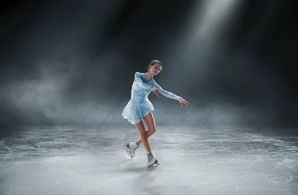 Young Woman Figure Skating — Stock Photo, Image