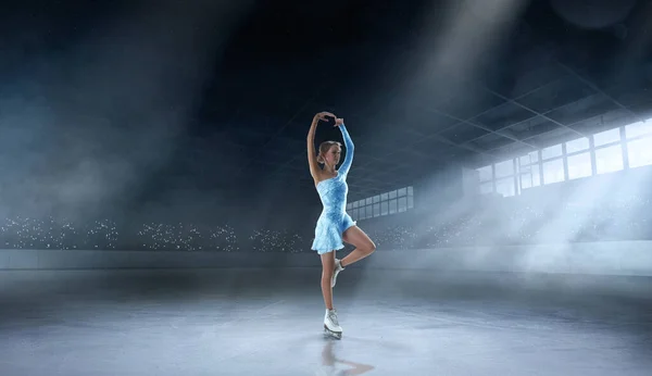 Mujer Joven Patinaje Artístico — Foto de Stock