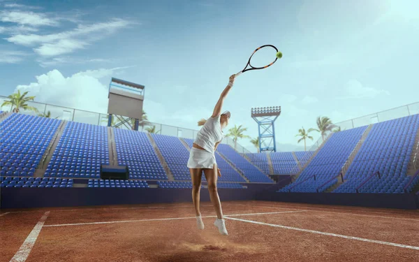 若いです女の子テニスをプレイ — ストック写真