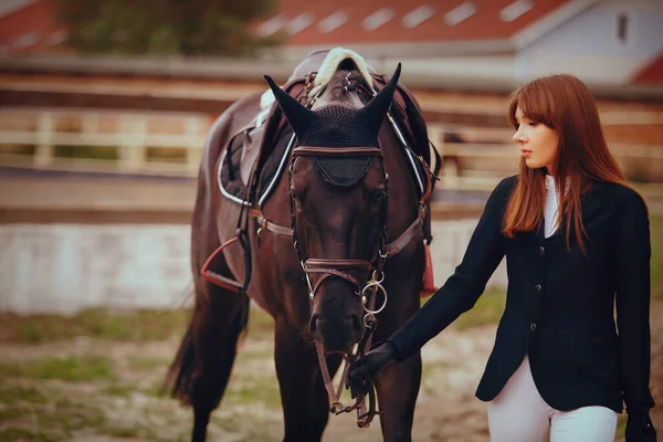 Pferdesport Frau Reitet Pferd — Stockfoto