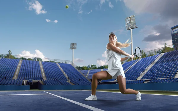 Tenis Oynayan Genç Kız — Stok fotoğraf