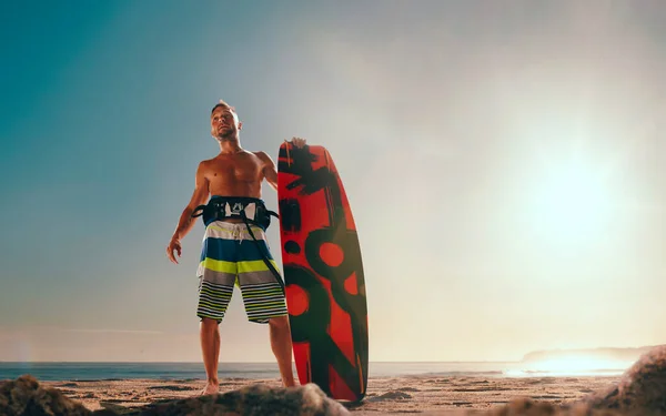 Junger Mann Beim Kitesurfen — Stockfoto