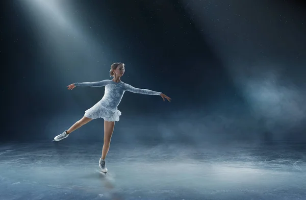 Mujer Joven Patinaje Artístico — Foto de Stock