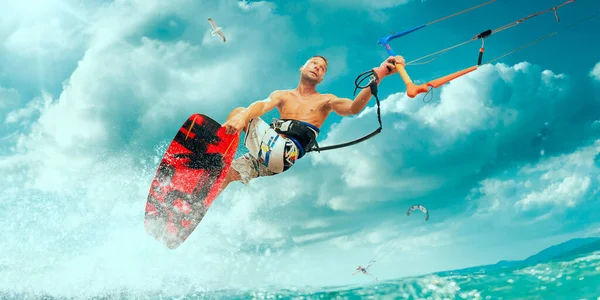 若い男カイトサーフィン — ストック写真