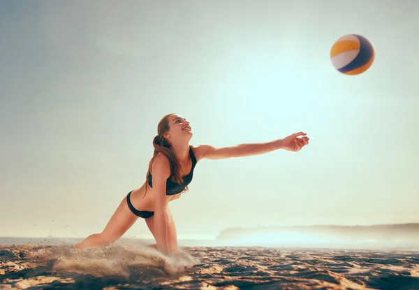 Kvinna Spelar Beachvolleyboll — Stockfoto