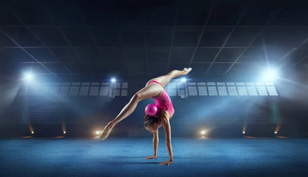 Fata Care Efectuează Gimnastică Ritmică — Fotografie, imagine de stoc