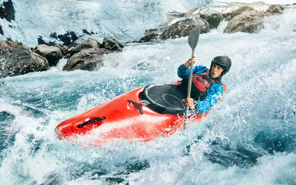 Kajakarstwo Whitewater Ekstremalne Spływy Kajakowe — Zdjęcie stockowe