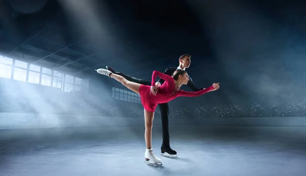 Pareja Patinaje Artístico Sobre Hielo — Foto de Stock