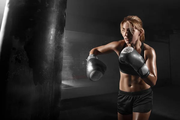 Mladý Sportovní Kickbox Dívka — Stock fotografie