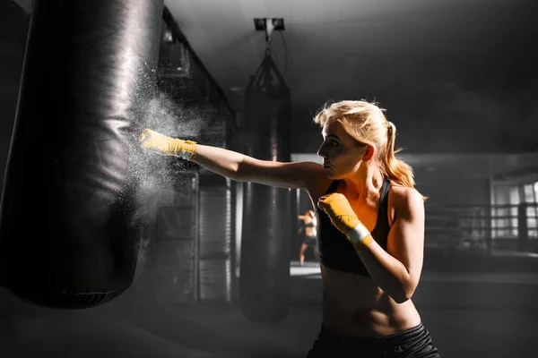 Joven Deportista Kickboxing Chica — Foto de Stock