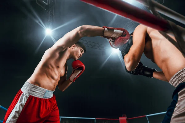 Dos Jóvenes Boxeando — Foto de Stock