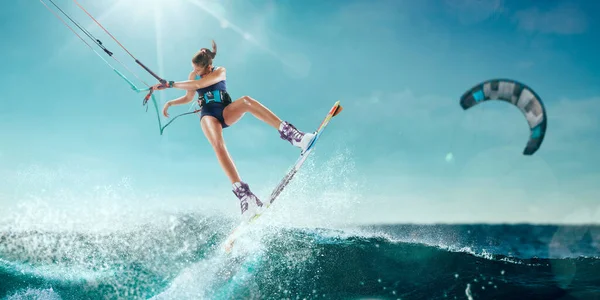 Mladá Žena Kite Surfing — Stock fotografie