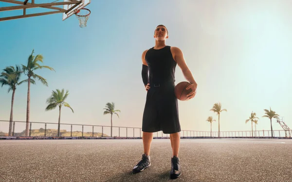 篮球运动员打街球 — 图库照片