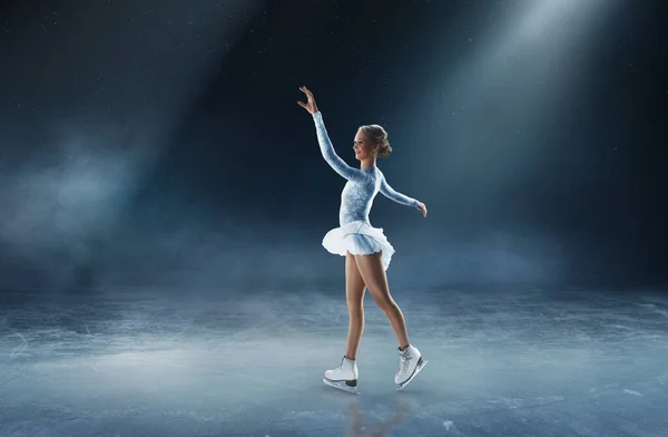 Young Woman Figure Skating — Stock Photo, Image