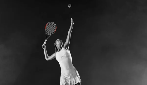 Menina Jovem Jogando Tênis — Fotografia de Stock