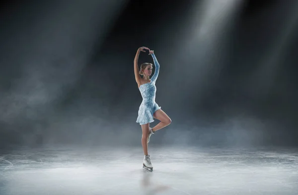 Mujer Joven Patinaje Artístico —  Fotos de Stock