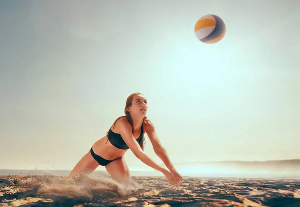 Kvinna Spelar Beachvolleyboll — Stockfoto