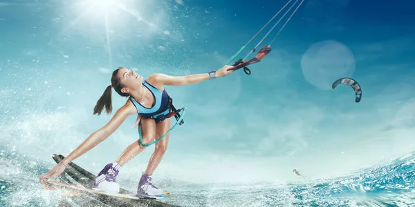 Junge Frau Beim Kitesurfen — Stockfoto