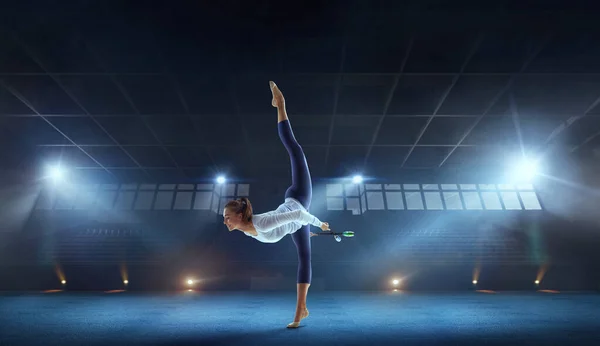 Dziewczyna Wykonująca Gimnastykę Rytmiczną — Zdjęcie stockowe