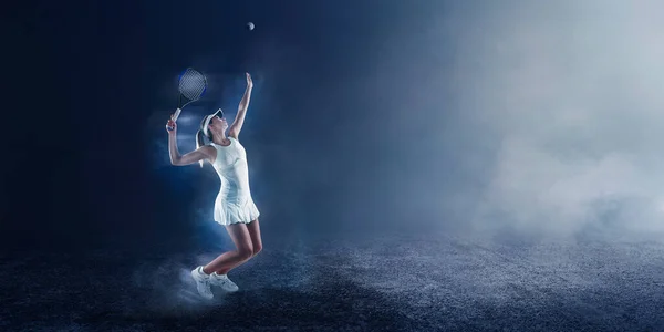 Gadis Muda Bermain Tenis — Stok Foto