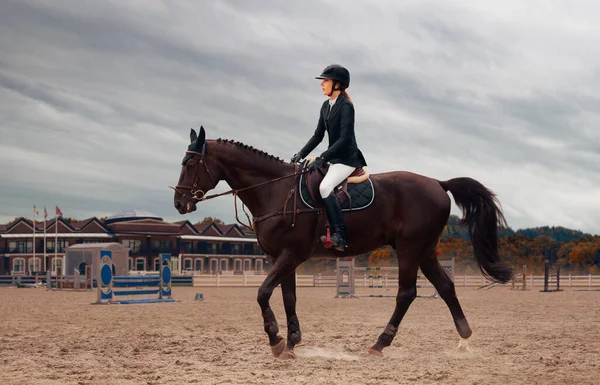 Jeździecki Sport Kobieta Ujeżdżająca Konia — Zdjęcie stockowe
