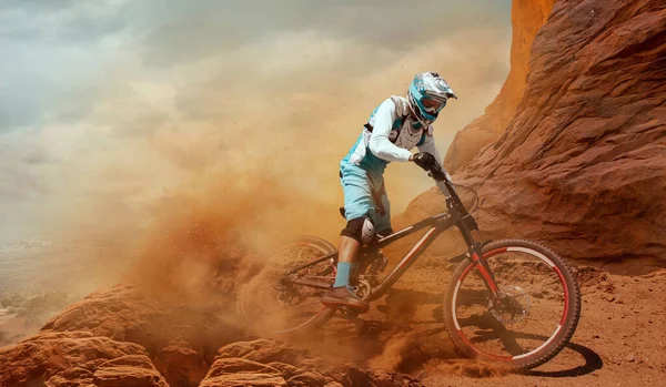 Bergab Radfahrer Auf Dem Fahrrad — Stockfoto
