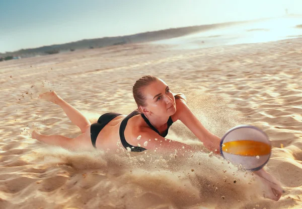 Mulher Jogando Vôlei Praia — Fotografia de Stock