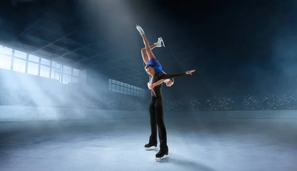 Eiskunstlauf Paar Auf Dem Eis — Stockfoto