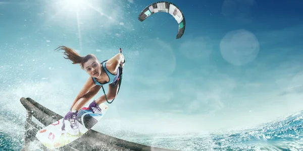 Mulher Jovem Kitesurf — Fotografia de Stock