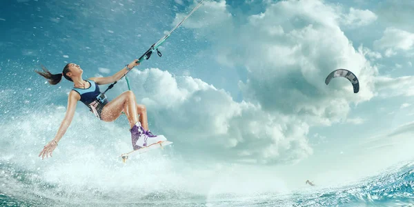 Genç Kadın Uçurtma Sörfü — Stok fotoğraf