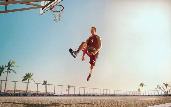 Basketbolcular Sokak Basketbolunda Oynuyor — Stok fotoğraf