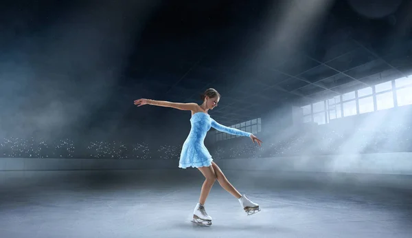 年轻女子花样滑冰 — 图库照片