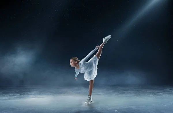 Jovem Mulher Figura Patinação — Fotografia de Stock