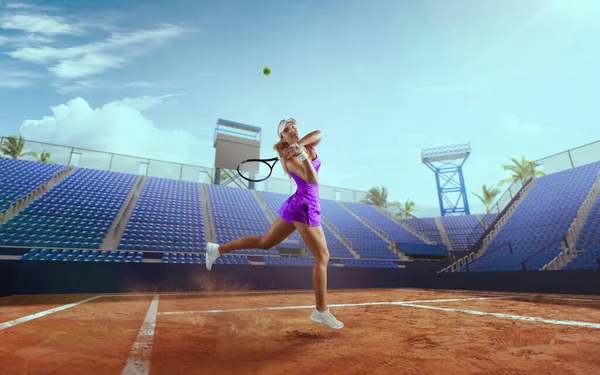 若いです女の子テニスをプレイ — ストック写真