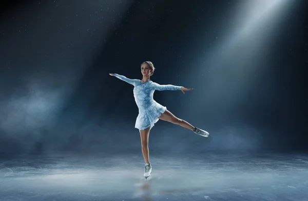 Mujer Joven Patinaje Artístico — Foto de Stock