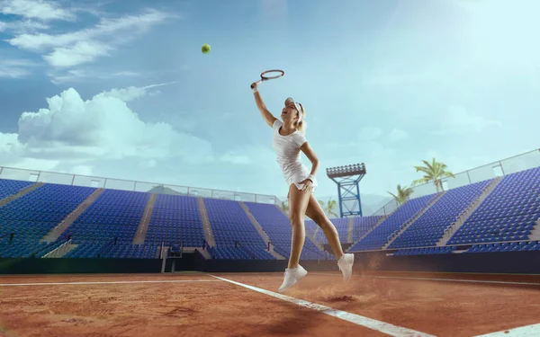 Junges Mädchen Spielt Tennis — Stockfoto