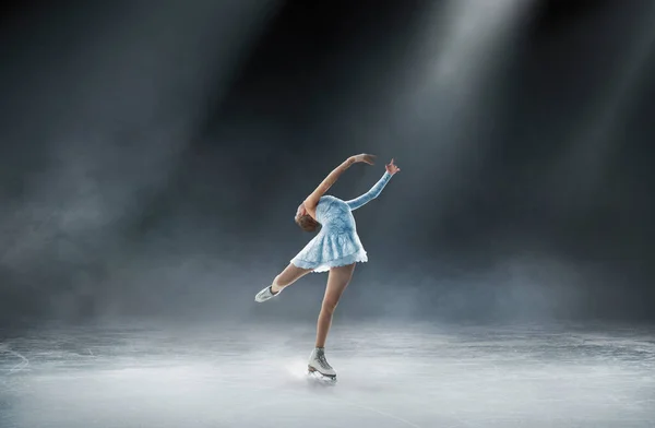 Mujer Joven Patinaje Artístico — Foto de Stock