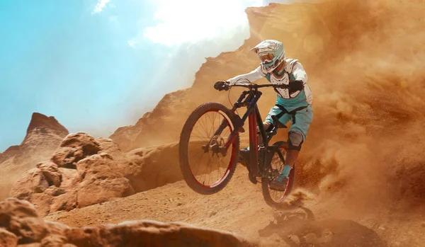 Downhill Cyclist Riding Bicycle — Stock Photo, Image
